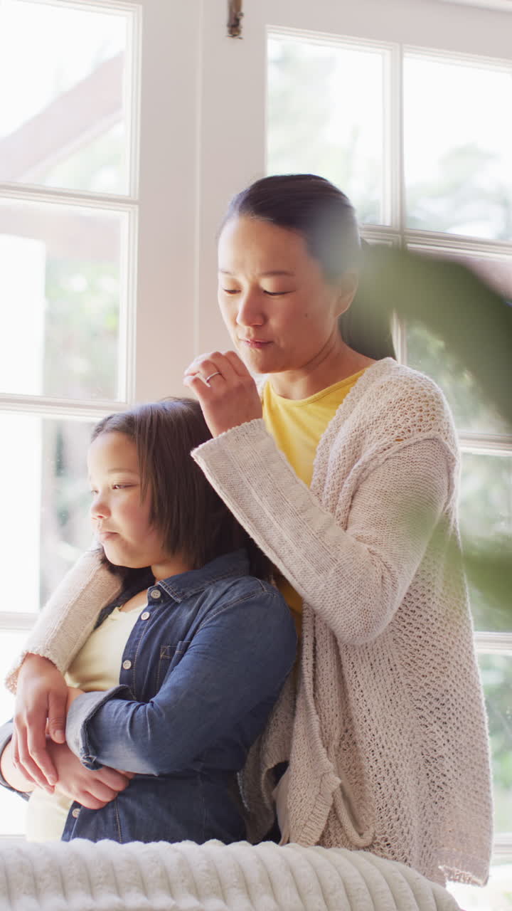 집에서 슬픈 딸을 위로하는 혼혈 어머니의 수직 비디오