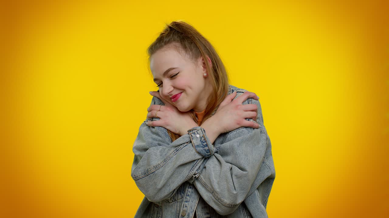 chica adolescente linda y elegante extender las manos y dar un abrazo abrazo a usted. expresión agradable, sentimientos de amor