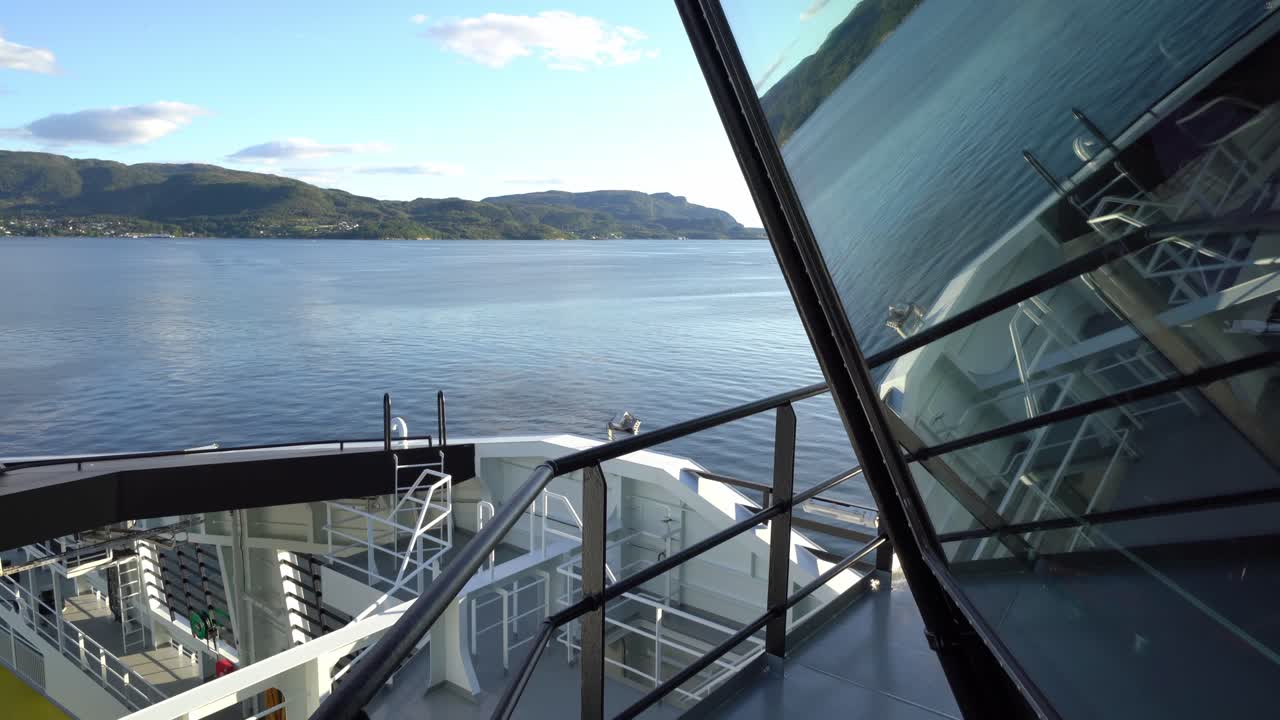 ferry hydra navegando a hjelmeland noruega - vista al mar fuera de la ventana de la timonera con reflejos - primer ferry del mundo propulsado por hidrógeno líquido - energía verde - nueva tecnología con cero emisiones