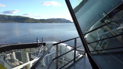 Ferry-Hydra-Navegando-A-Hjelmeland-Noruega---Vista-Al-Mar-Fuera-De-La-Ventana-De-La-Timonera-Con-Reflejos---Primer-Ferry-Del-Mundo-Propulsado-Por-Hidrógeno-Líquido---Energía-Verde---Nueva-Tecnología-Con-Cero-Emisiones