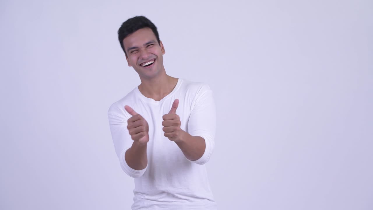 joven feliz y guapo hombre indio