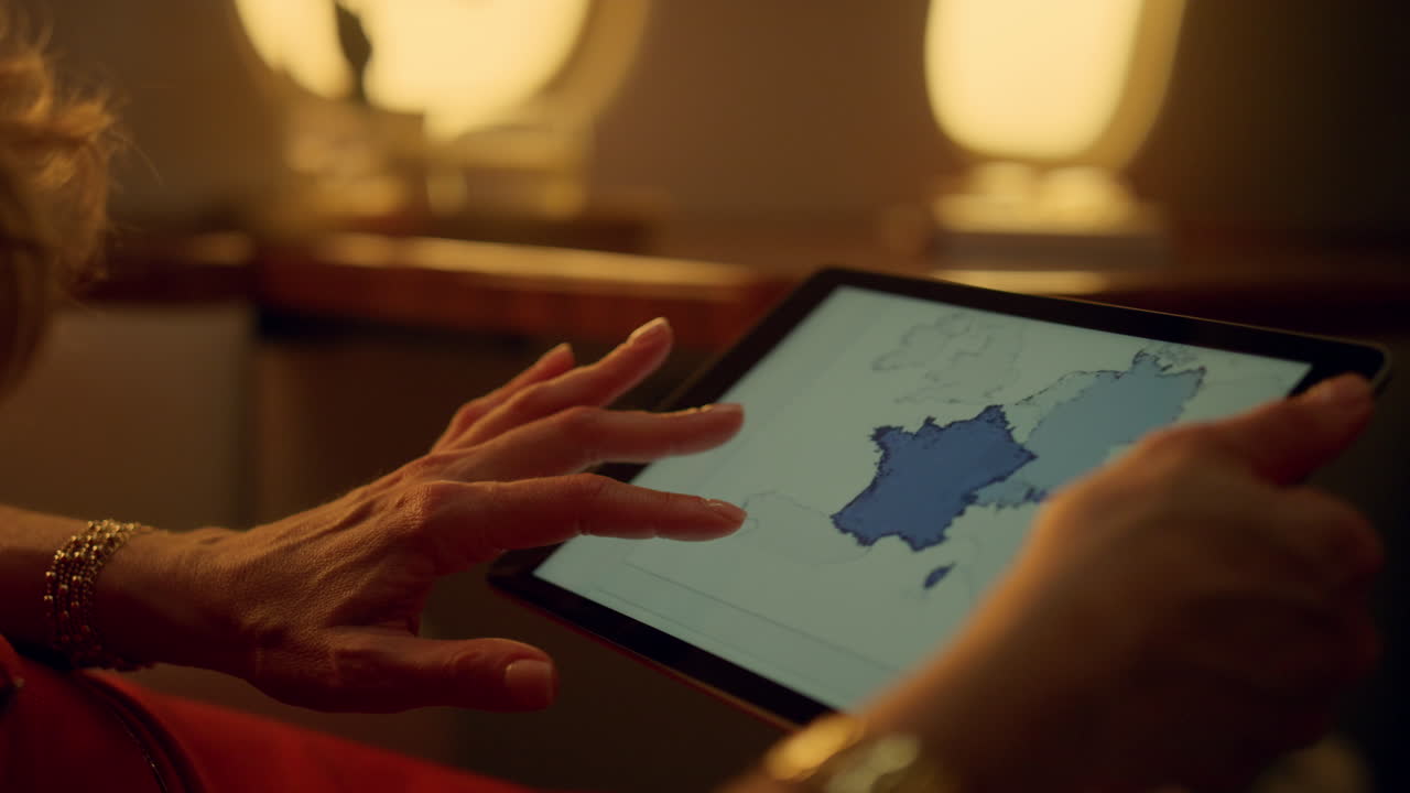 manos de primer plano tocando la pantalla de la computadora de tableta. mujer de negocios trabajando en aviones