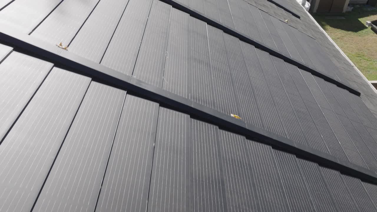 드론 영상은 밝은 낮에 현대적인 상업용 지붕에서 세부적인 태양 를 보여줍니다.