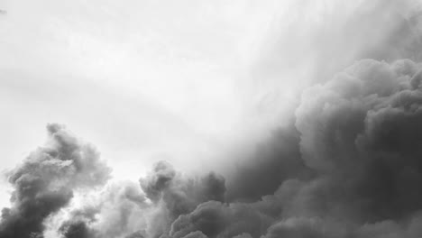 rayos de luz y un cielo tormentoso