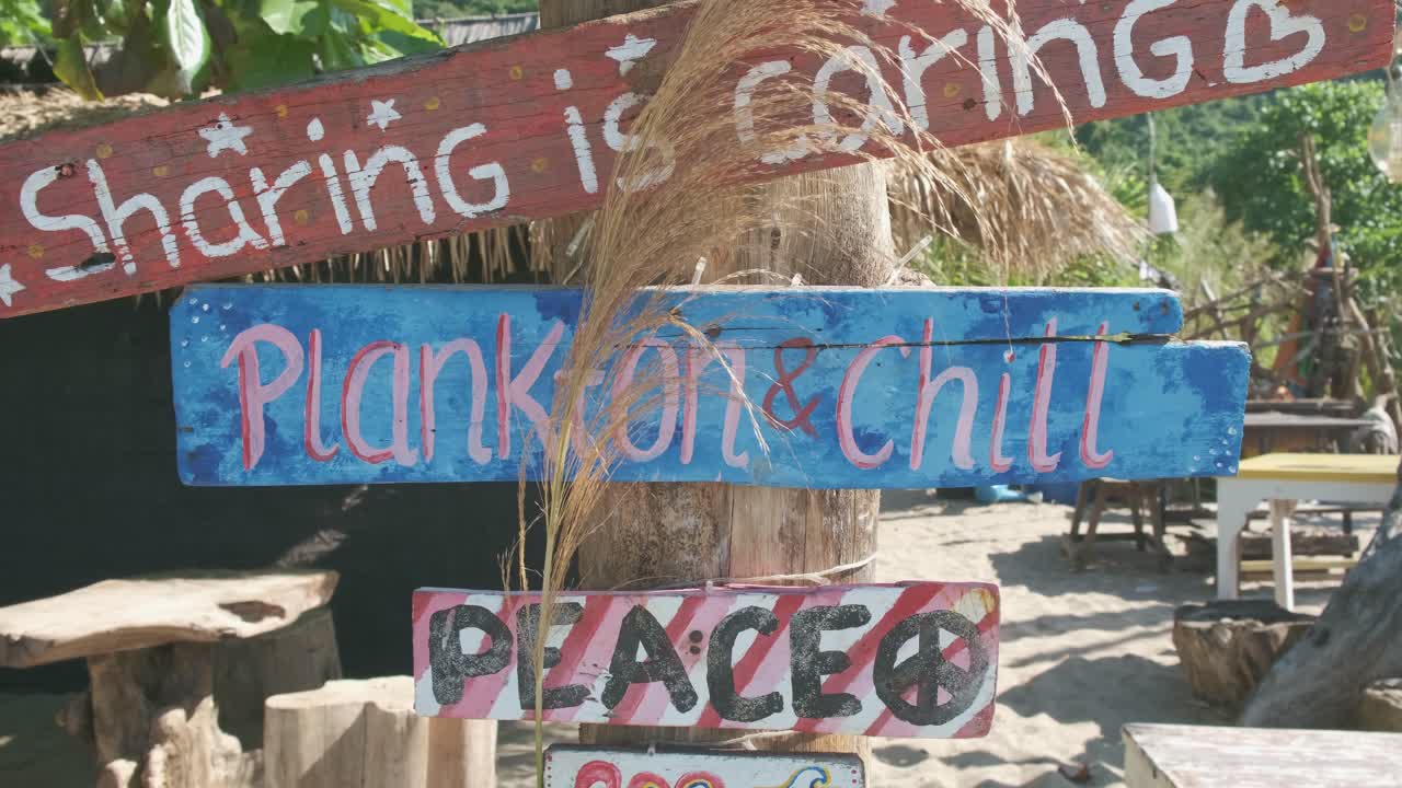 toma estática de carteles de madera en la playa en un bar de playa que está cerrado debido a la pandemia en tailandia