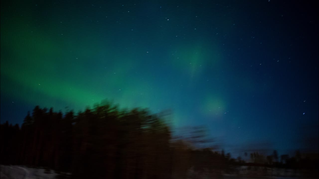 hiperlapso de la luz del norte sobre un cielo oscuro en escandinavia visto desde un tren en movimiento