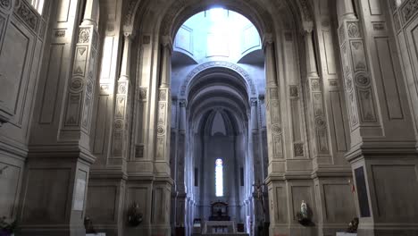 Dentro-De-La-Hermosa-Iglesia-Católica