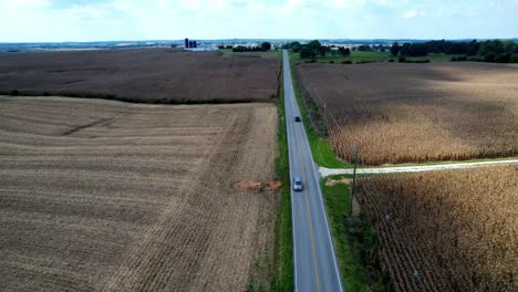 Auto-Auf-Der-Fahrbahnantenne-Durch-Maisfeld-In-Kentucky