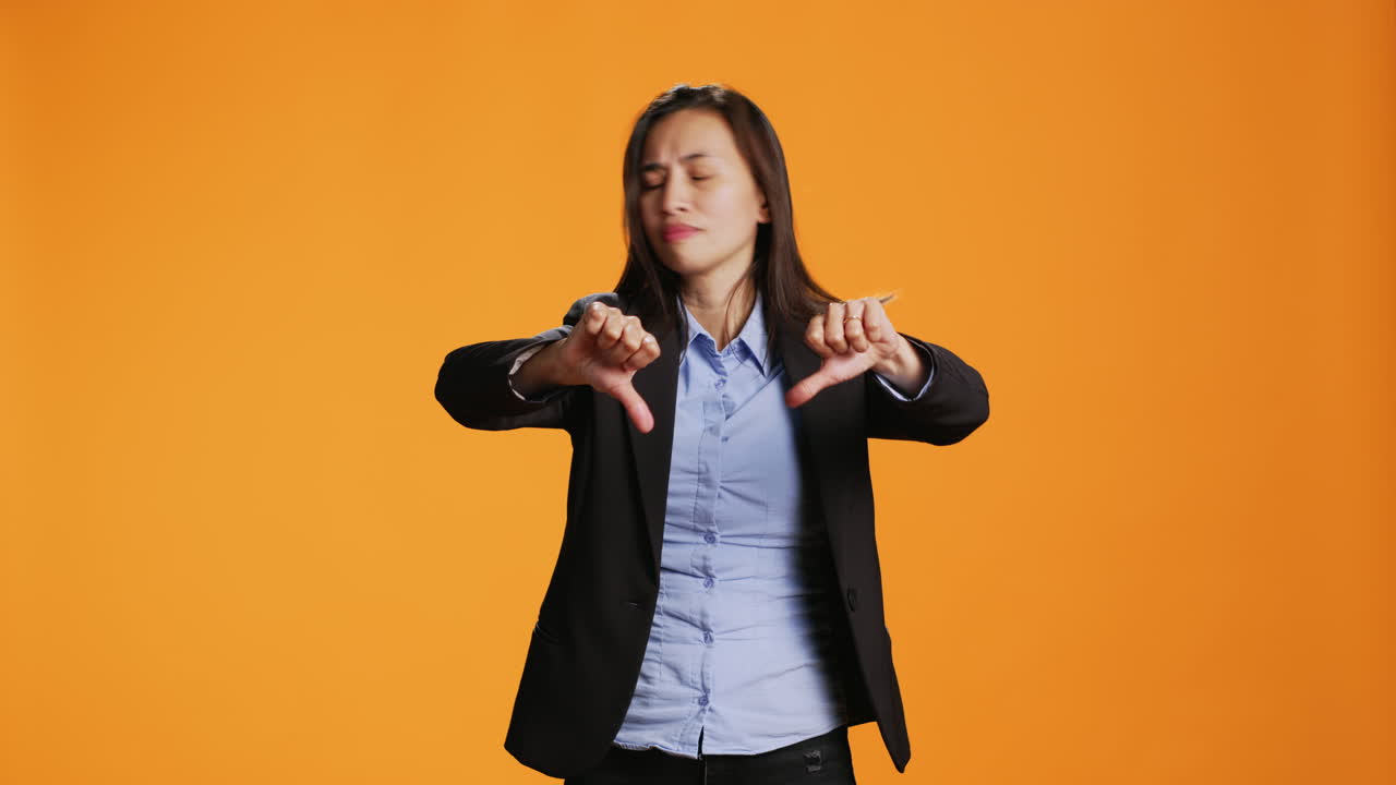 modelo femenina asiática dando disgusto delante de la cámara