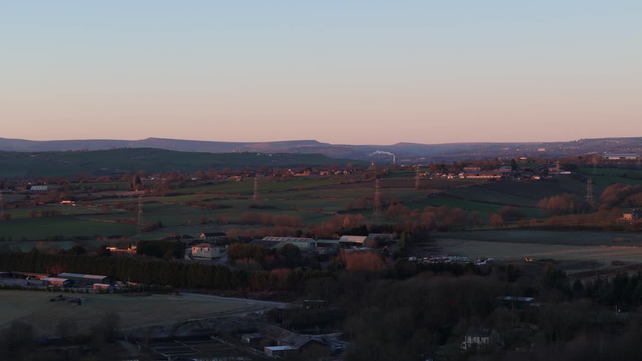 imágenes de video aéreas de edificios industriales y viviendas