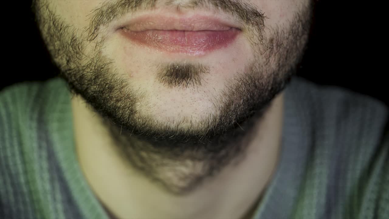 primer plano de la cara y la boca de un hombre