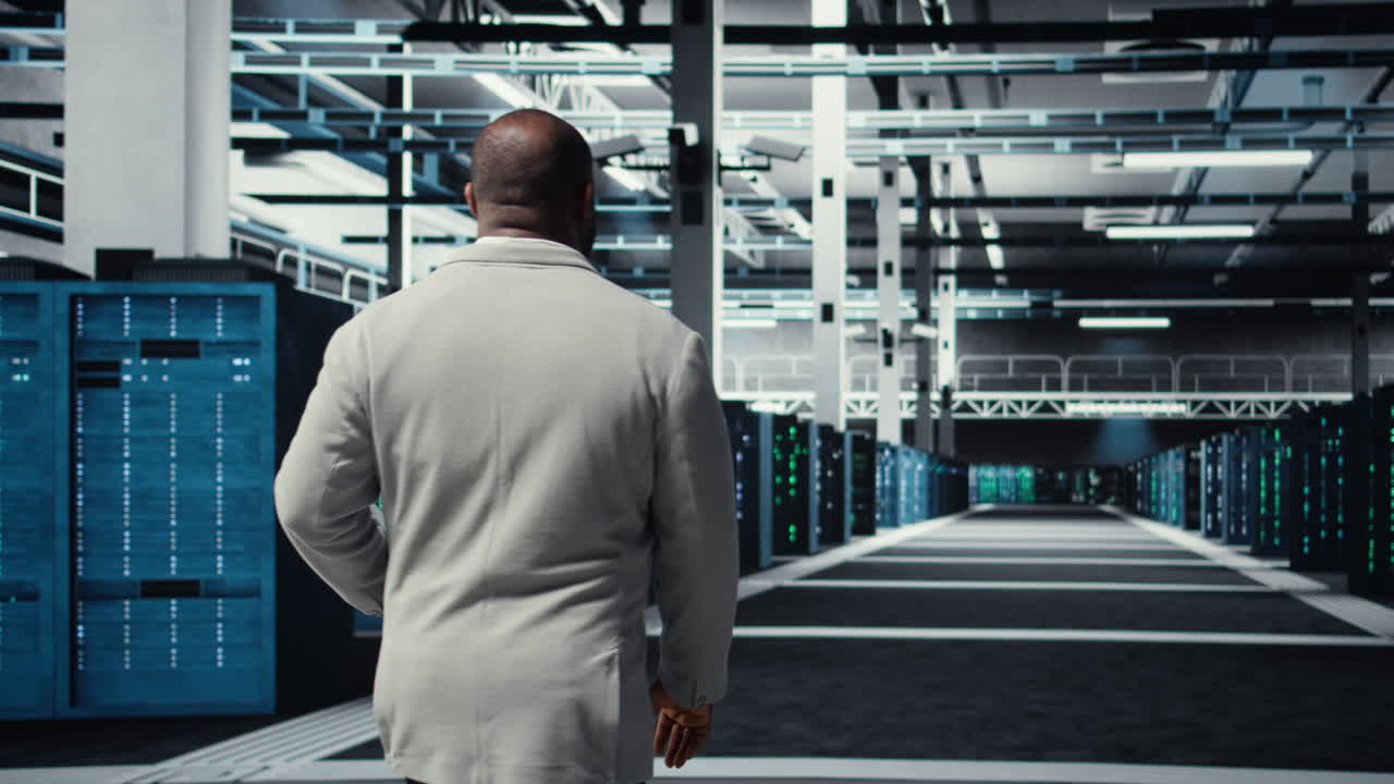Vertikal video: Administrator går i højteknologisk datacenterfacilitet med rækker af supercomputere