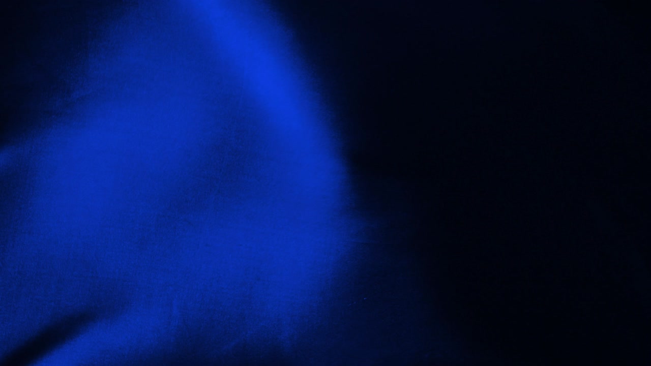 azul onda sin costuras azul tela de satén fondo \ tela de seda revoloteando en el viento de la tela ondulante \