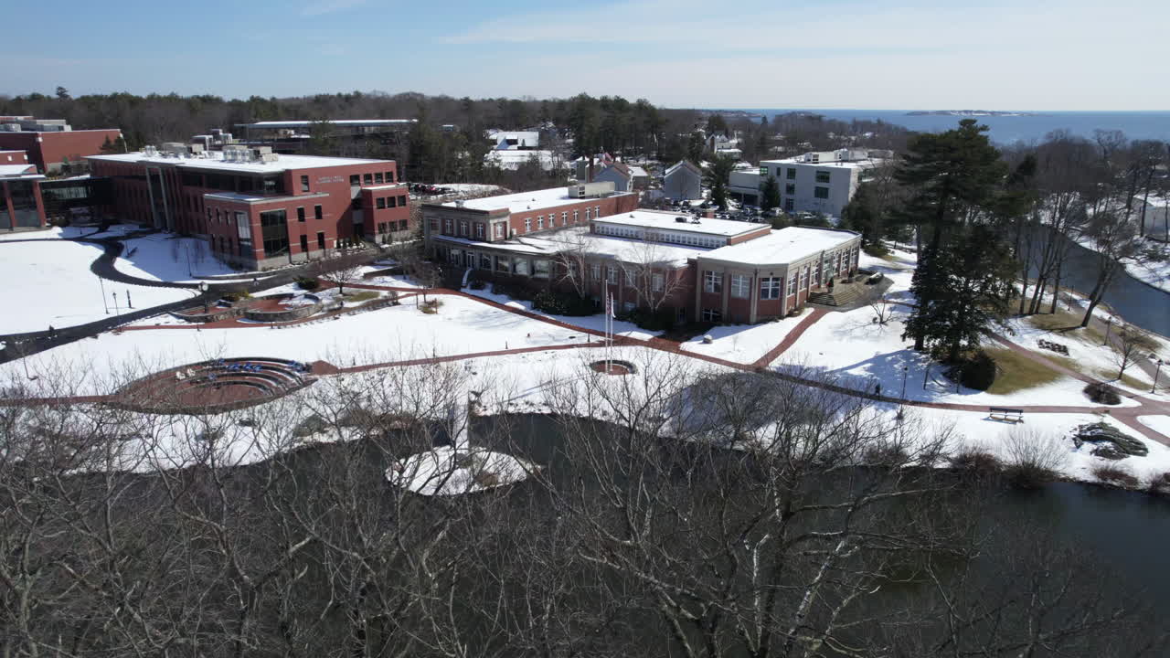 미국 매사추세츠 주 베벌리에서 겨울에 주거지와 강 위에 무인 항공기가 총격을 가했습니다.