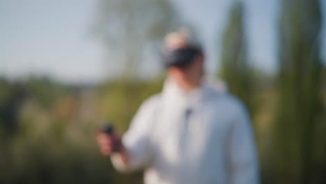 FPV-Pilot-Nutzt-RC-Bewegungssteuerung-Zum-Fliegen-Einer-Drohne,-Verschwommene-Silhouette,-Tschechien