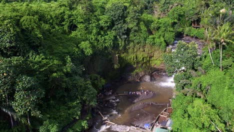 Vista-Aérea-De-Turistas-En-La-Cascada-De-Tegenungan-Cerca-Del-Pueblo-De-Kemenuh-En-Bali,-Indonesia