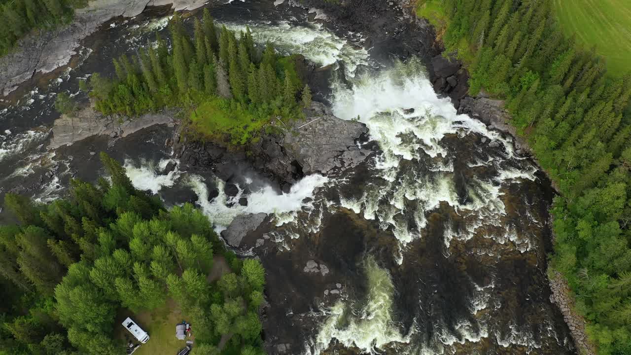 vista aérea de una poderosa cascada y rápidos del río en un bosque exuberante