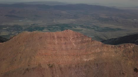 excursionistas divirtiéndose en la cima de una caminata al monte nebo en utah amanecer temprano en la mañana - plataforma rodante aérea