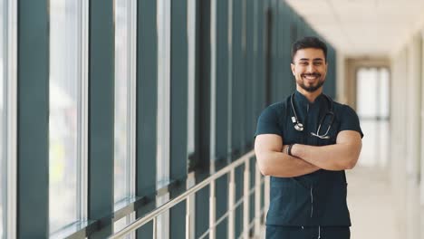 Médico-Masculino-De-Apariencia-árabe-Mira-A-La-Cámara-Y-Sonríe