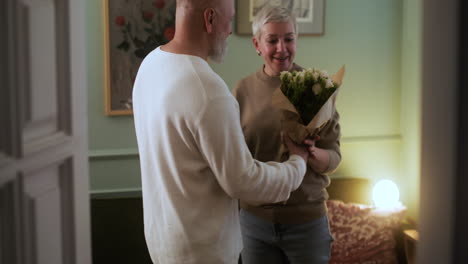 Man-bringing-flowers-to-woman