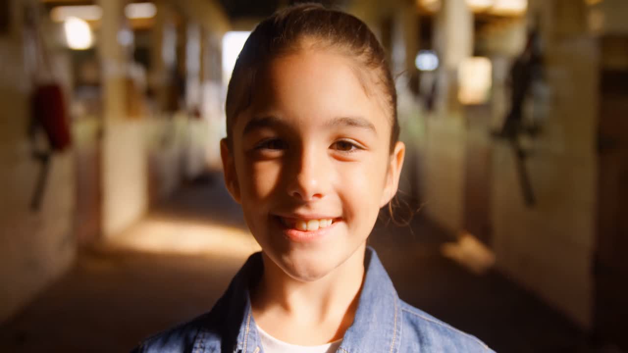 chica linda de pie en el establo 4k