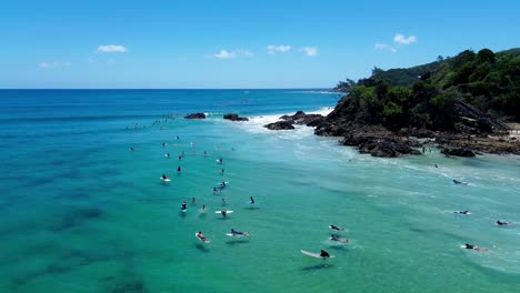 surfare sulla spiaggia di the pass a byron bay, in australia