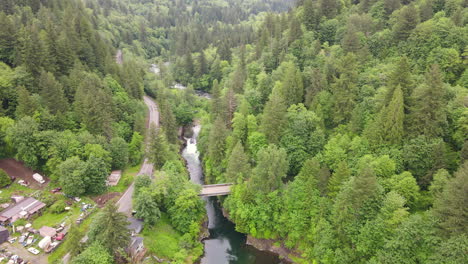 Hermosa-Toma-Aérea-Del-Río-Washougal,-Adyacente-A-Un-Pequeño-Parque-Y-Una-Carretera.