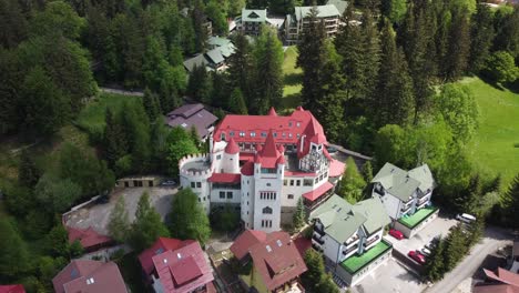 el dominio de drácula desde arriba: una toma aérea de un dron de 4k que muestra la 'casa de drácula' en la estación de esquí poiana brasov en las montañas de los cárpatos