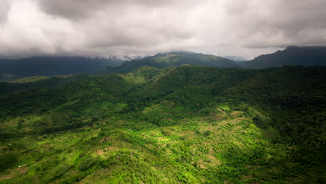 Luftaufnahme-Der-Grünen-Bergkette-An-Einem-Bewölkten-Tag-In-Banyuwedang,-Bali,-Indonesien