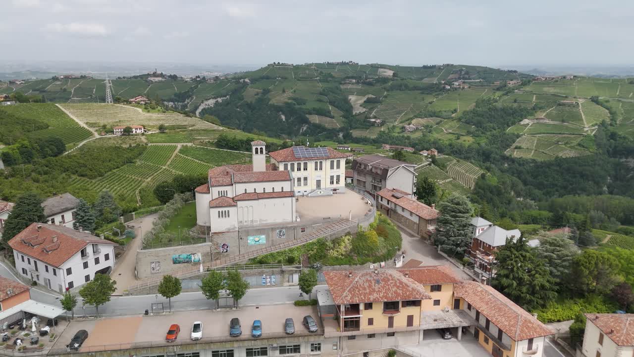 pueblo de viñedos italianos con iglesia