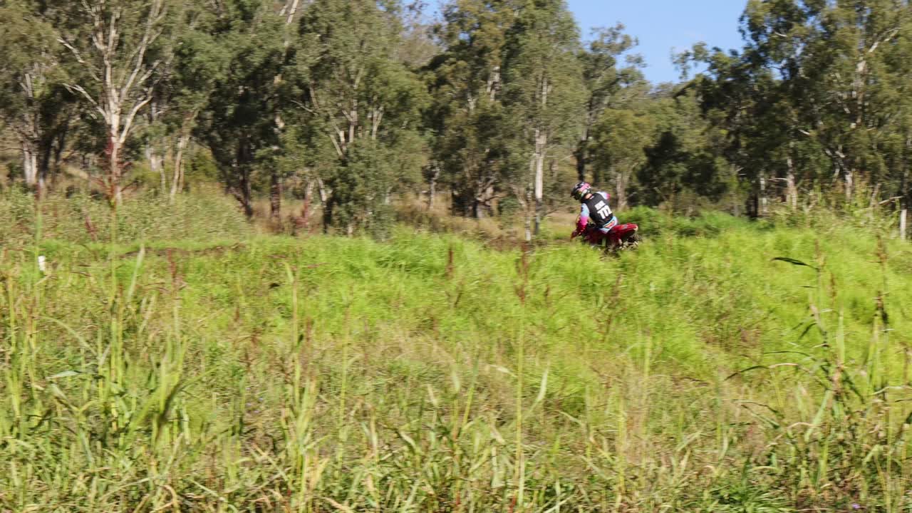 Motociclista che attraversa diversi paesaggi rurali