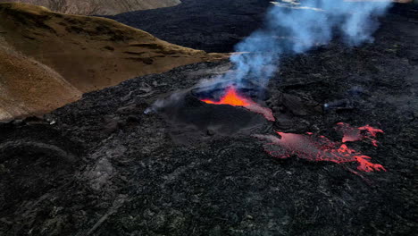 toma panorámica de la toma aérea de la lava caliente, el magma y las cenizas que salen de la boca del cráter en fagradalsfjall, islandia