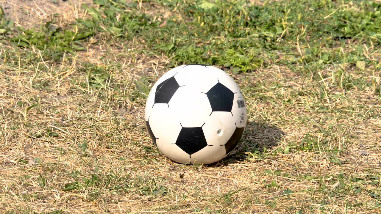 Il pallone da calcio bianco con le macchie nere