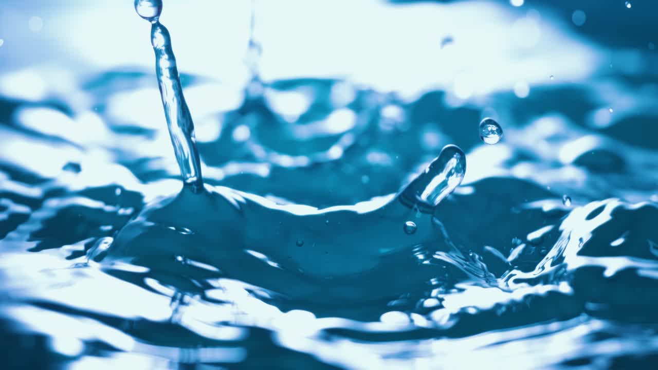 폭우 물방울이 슈퍼 슬로 모션으로 떨어지는 장면을 슈퍼 스로 모션 카메라로 촬영했다.