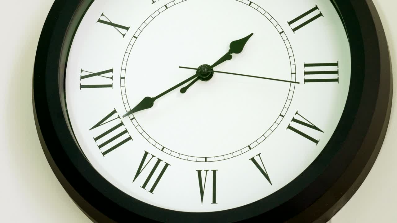 reloj de pared que muestra qué hora es. cuarenta minutos después de la una de la tarde 4k