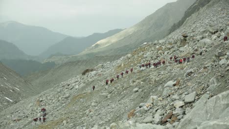 los excursionistas siguen el sendero de las montañas del himalaya.