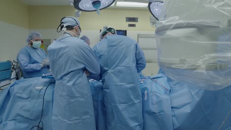 Das-Medizinische-Team-Führt-Eine-Operation-Im-Operationssaal-Durch