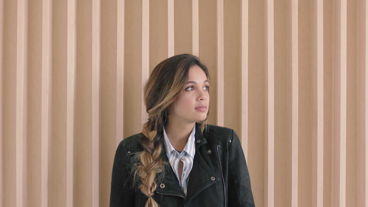 귀여운 히스패닉 여성 아름다운 젊은 여성의 초상화 나무 배경에 가죽 재 ⁇ 을 입고 카메라에 사려 깊은 성찰