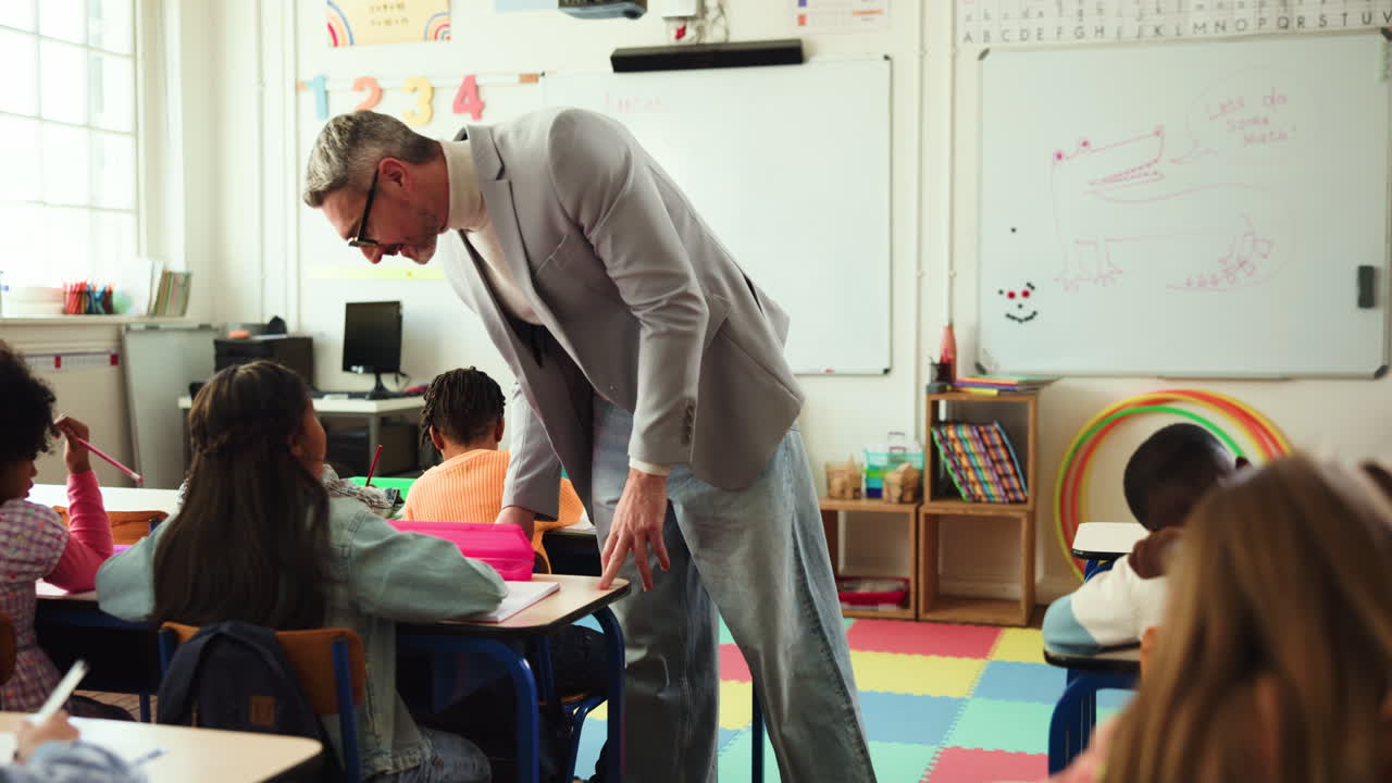escena del aula con el maestro y los estudiantes