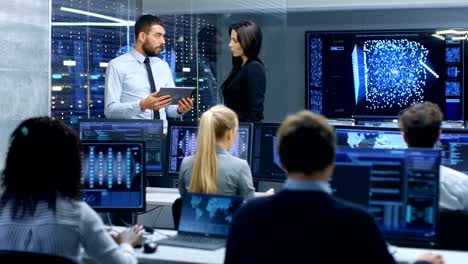 el jefe del departamento y el gerente de proyecto discuten el proceso de trabajo utilizando datos en una computadora tablet. un equipo multiétnico construye una red neuronal con aprendizaje automático integrado.