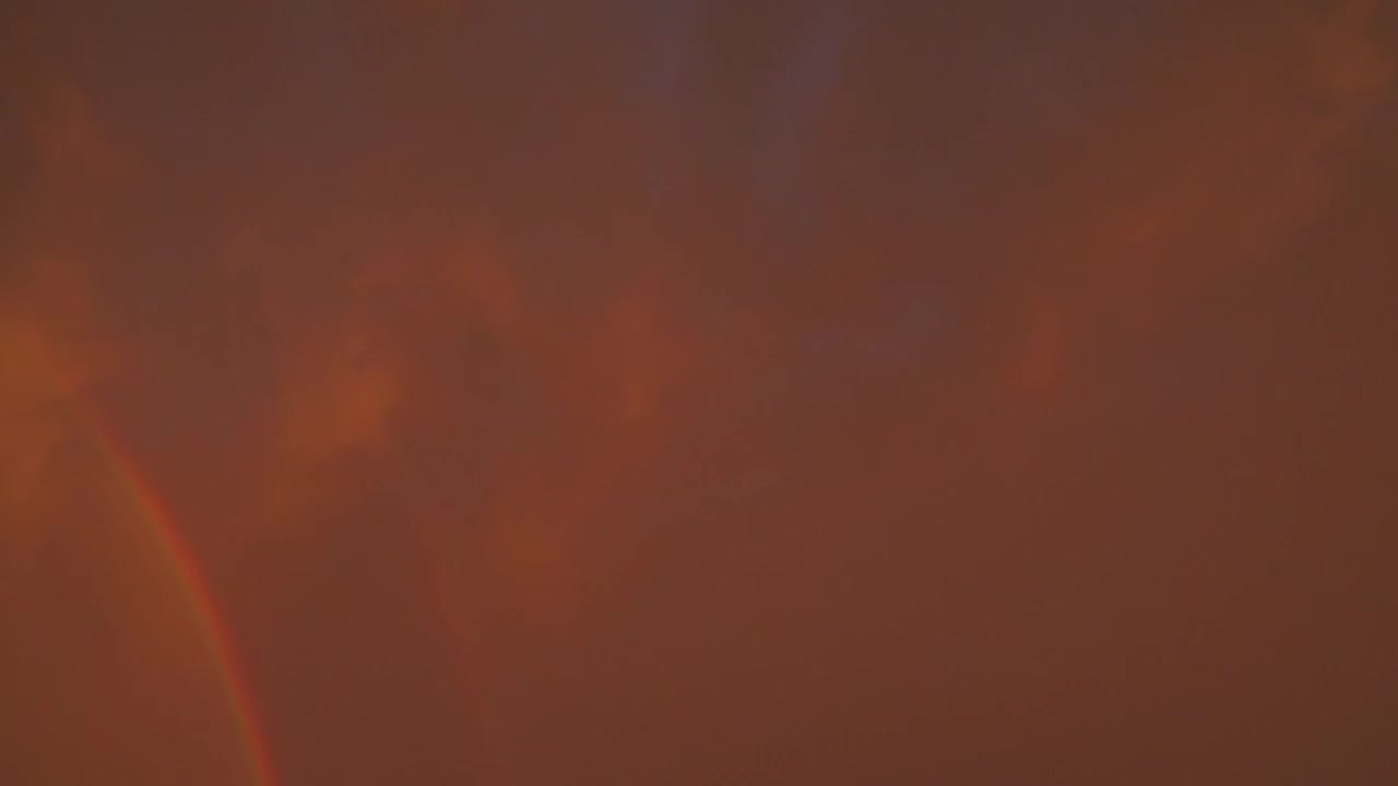 Cielo serale suggestivo pieno di nuvole strutturate durante l'ora d'oro. Paesaggio naturale sereno che cattura luce calda e un'atmosfera tranquilla per filmati di sfondo rilassanti.
