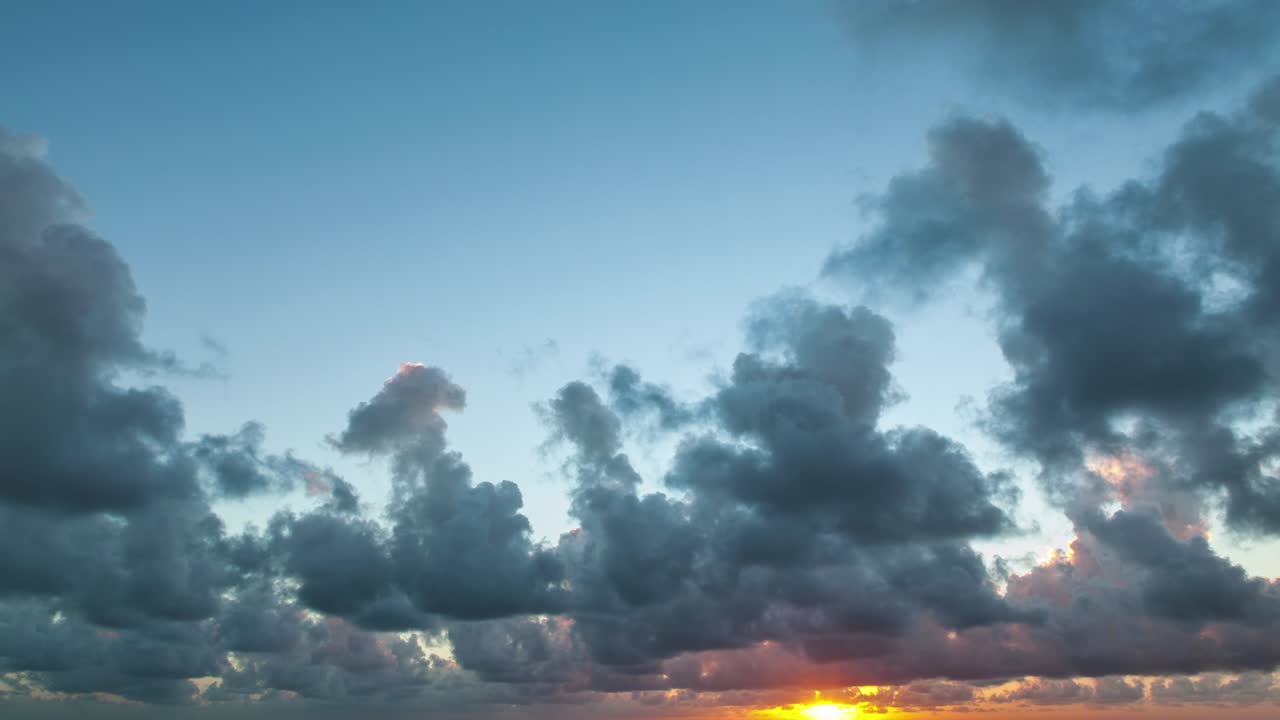 놀라운 구름빛 해가 뜨는 시간 경과