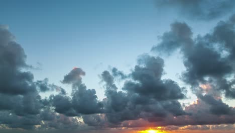 asombroso deslizamiento de tiempo nublado del amanecer