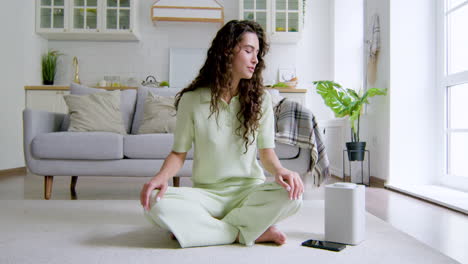 Woman-sitting-on-the-floor