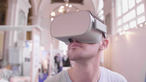 casco de realidad virtual en un joven fondo borroso