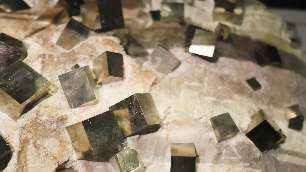 에딘버러 박물관의 피라이트 광물 전시