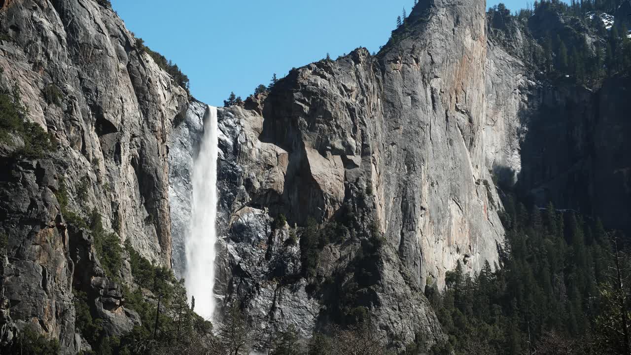 Cascada Bridalveil en el Parque Nacional Yosemite durante la primavera