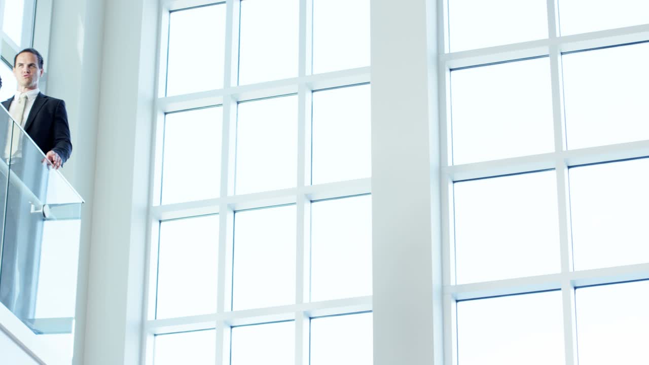 мужчины женщины многоэтнические люди встречаются в офисе