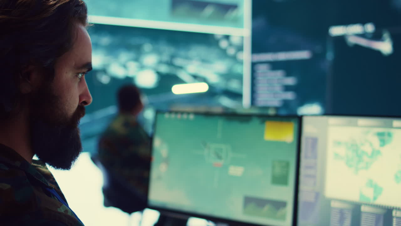 es un profesional del ejército examinando imágenes de vigilancia satelital nacional.