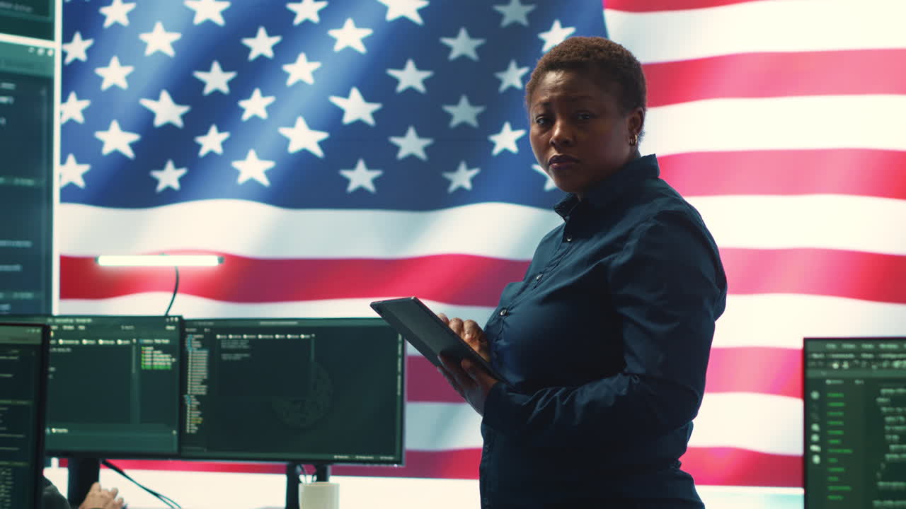 especialistas en ciberseguridad en una oficina de alta tecnología con la bandera estadounidense